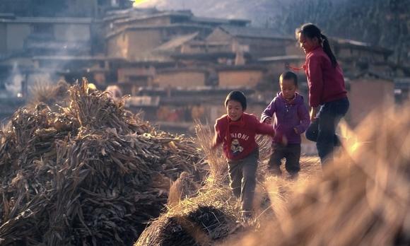 西方视角下的中国乡村《大地的孩子》英文版 PICC出品 