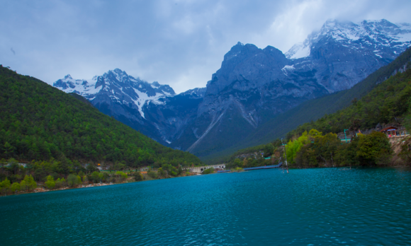 一座山看尽一年四季 雪白的山尖 碧蓝的湖水 从玉龙雪山到蓝月谷 