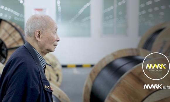 武汉87岁“追光爷爷”，用“一束光”点亮“一座城” 