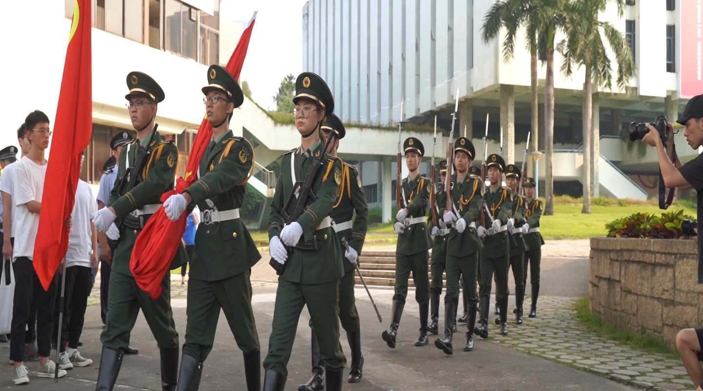 70周年国庆阅兵式深圳大学直播现场 