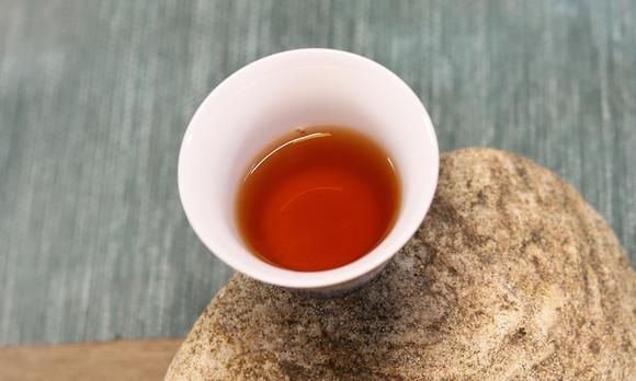 “喝茶表演艺术家”介绍一款12年陈的神马熟茶 