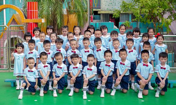 机关幼儿园大五班国旗下表演《名字叫中国》 